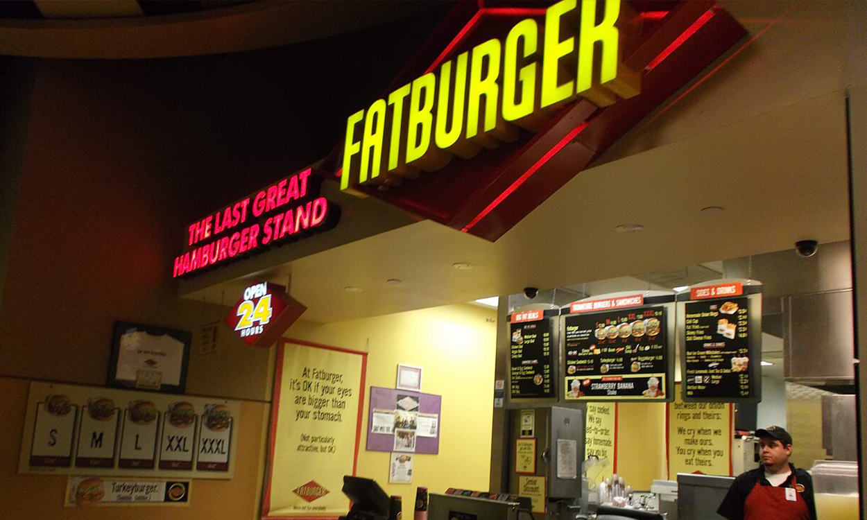 L'intérieur d'un établissement Fatburger, enseigne de restauration rapide spécialisée dans le Burger
