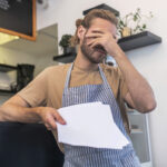 Un restaurateur inquiet qui se tient la tête