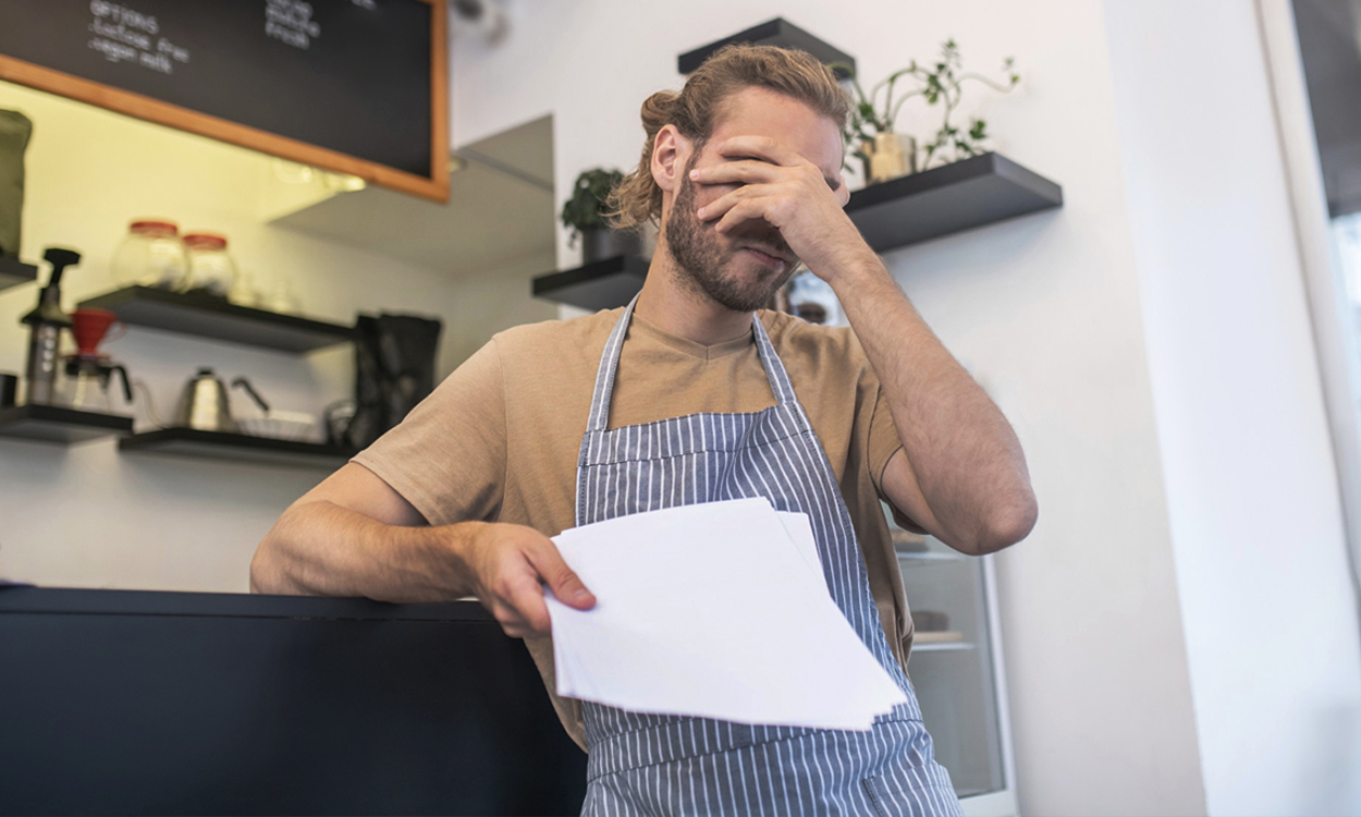 Un restaurateur inquiet qui se tient la tête
