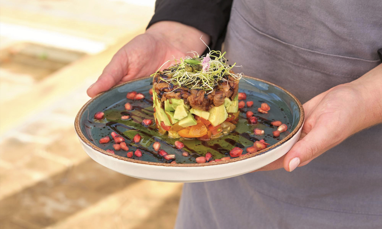 Un serveur qui apporte un plat du jour à base de tartare