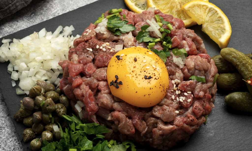 Gros plan sur un tartare de bœuf à composer