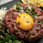 Gros plan sur un tartare de bœuf à composer